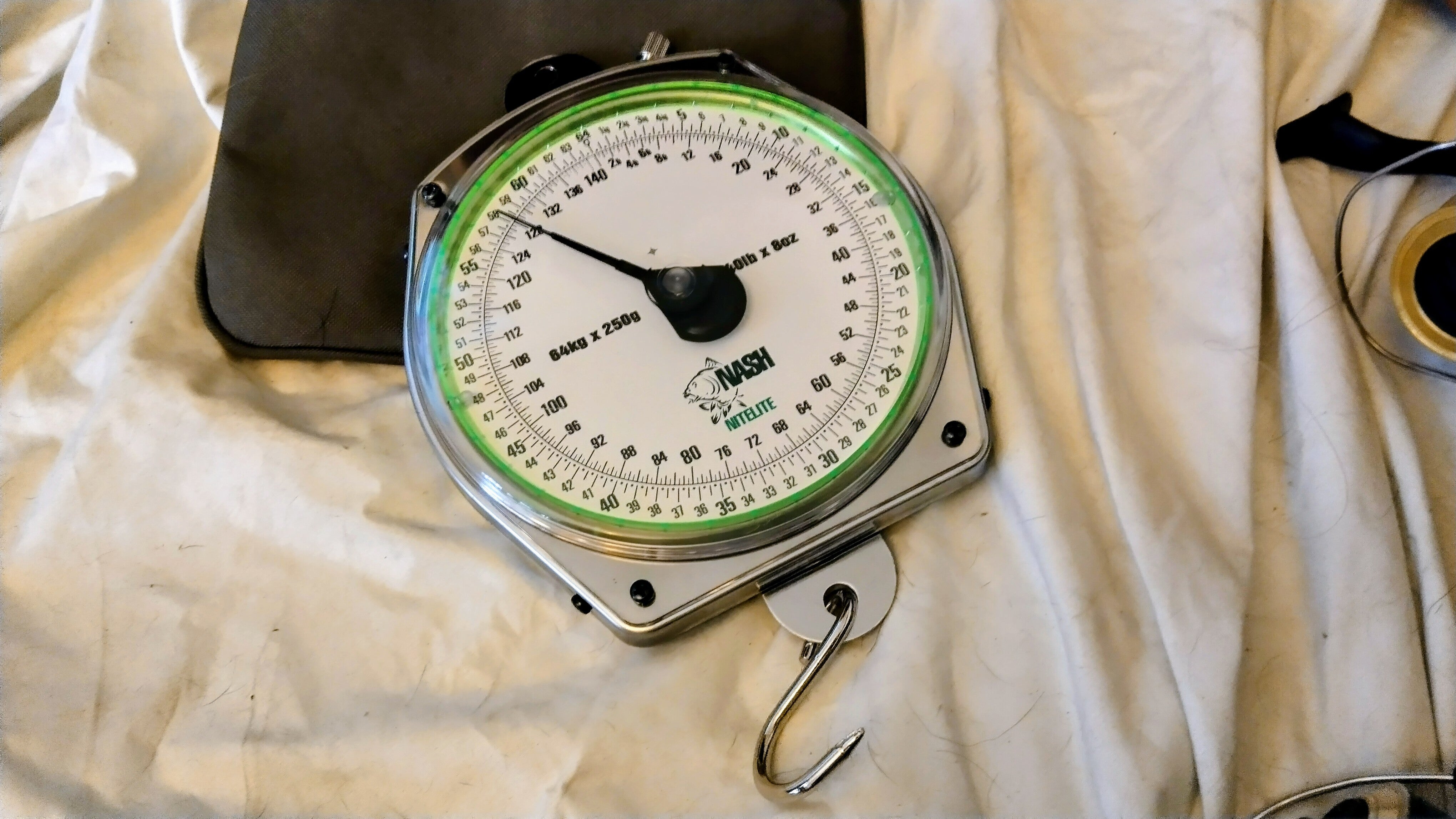 Nash Nitelite 140lb x 8oz Dial Scales with Padded Pouch & Weigh Bar - Excellent