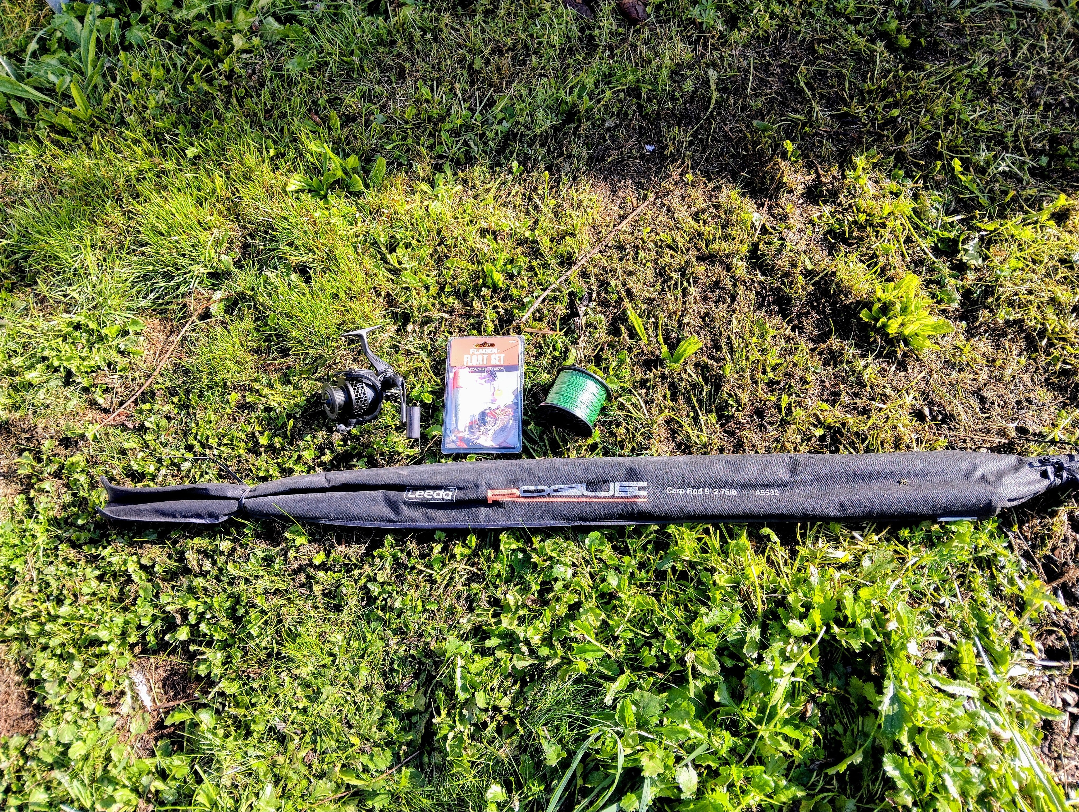 Leeda Rogue 9' Pike Fishing Rod & Reel Kit - Braid & Terminal Tackle Included