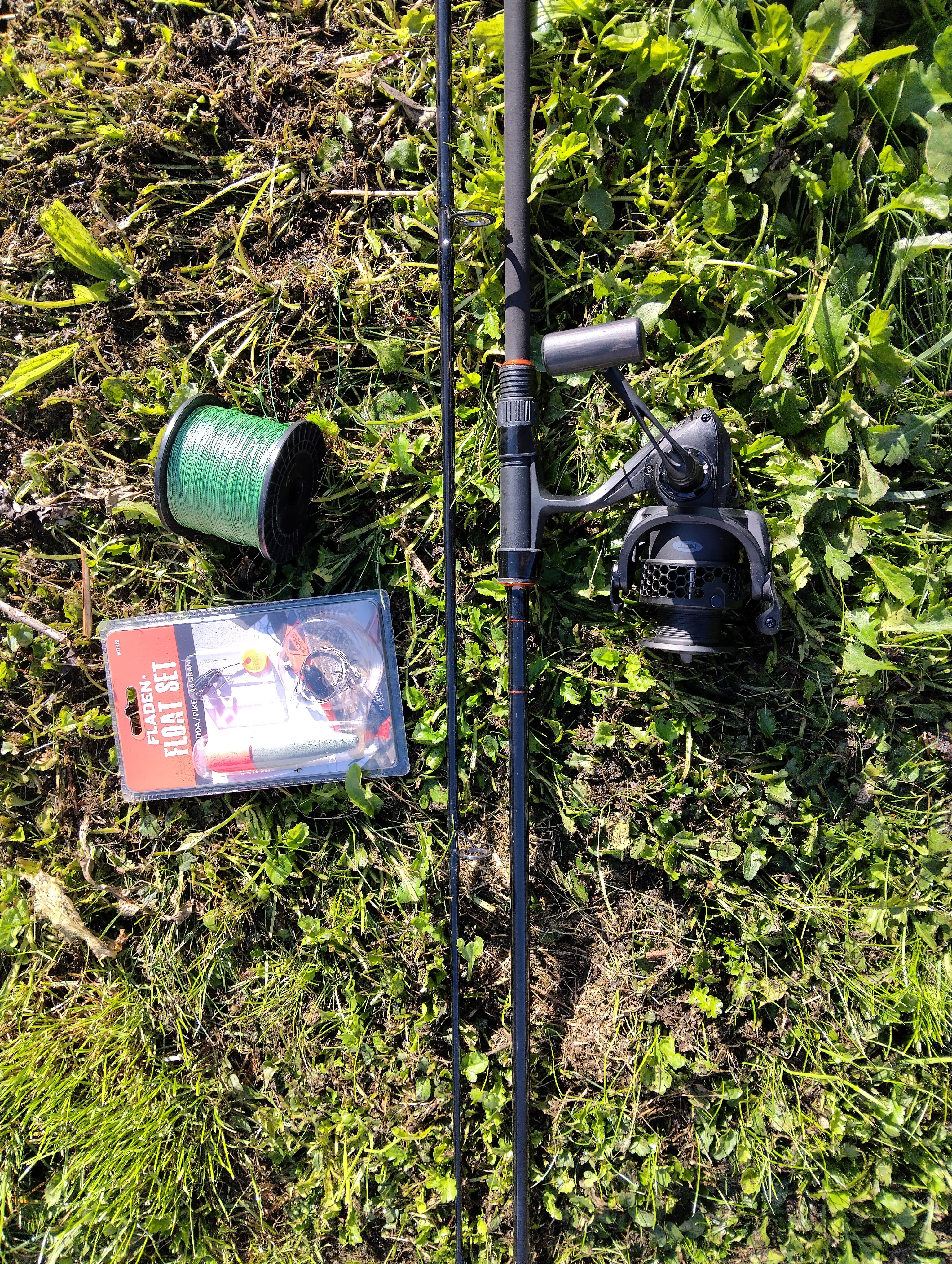 Leeda Rogue 9' Pike Fishing Rod & Reel Kit - Braid & Terminal Tackle Included