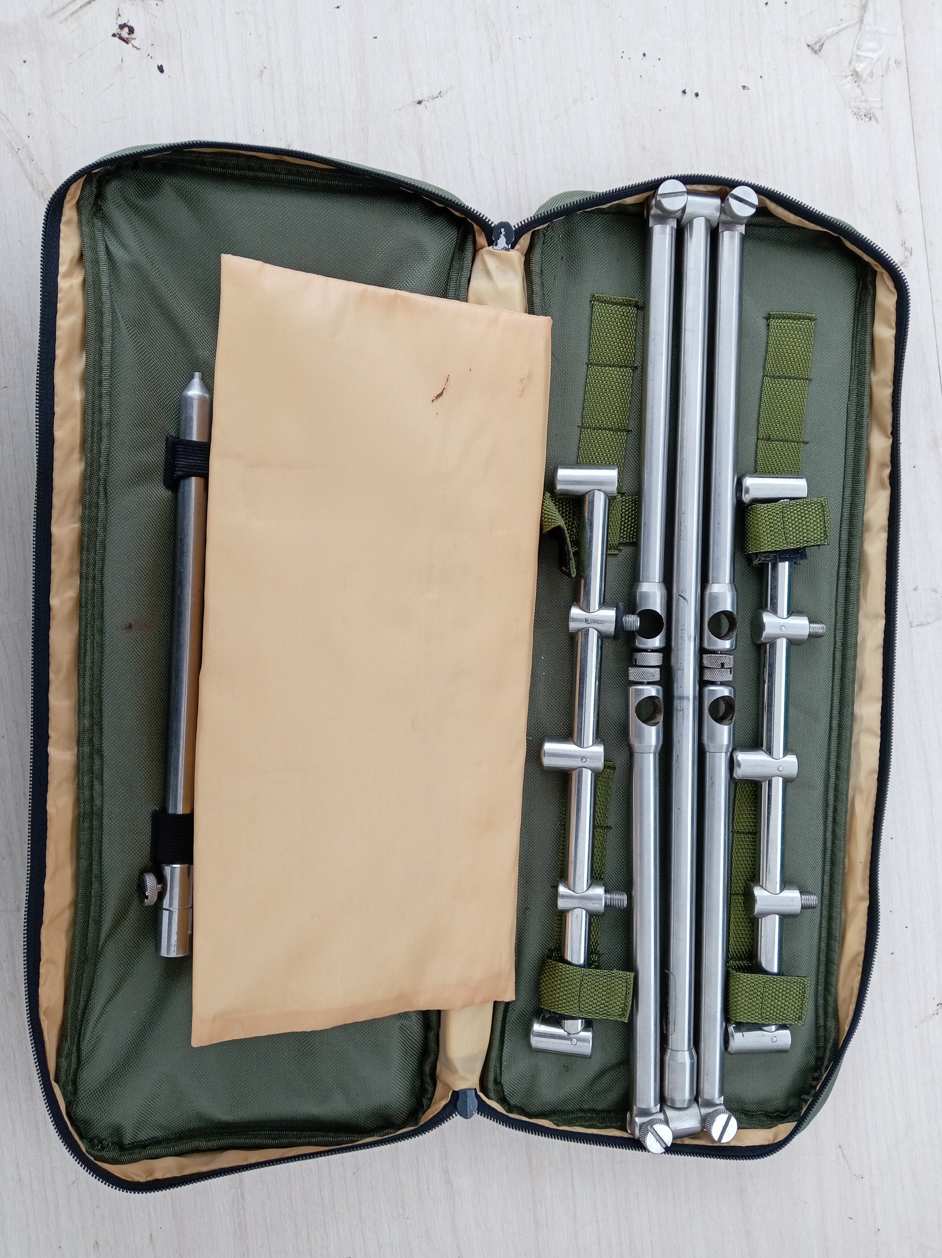 Chub Chunky Stainless Steel 3 Rod Pod & Case - Adjustable Carp Fishing Setup