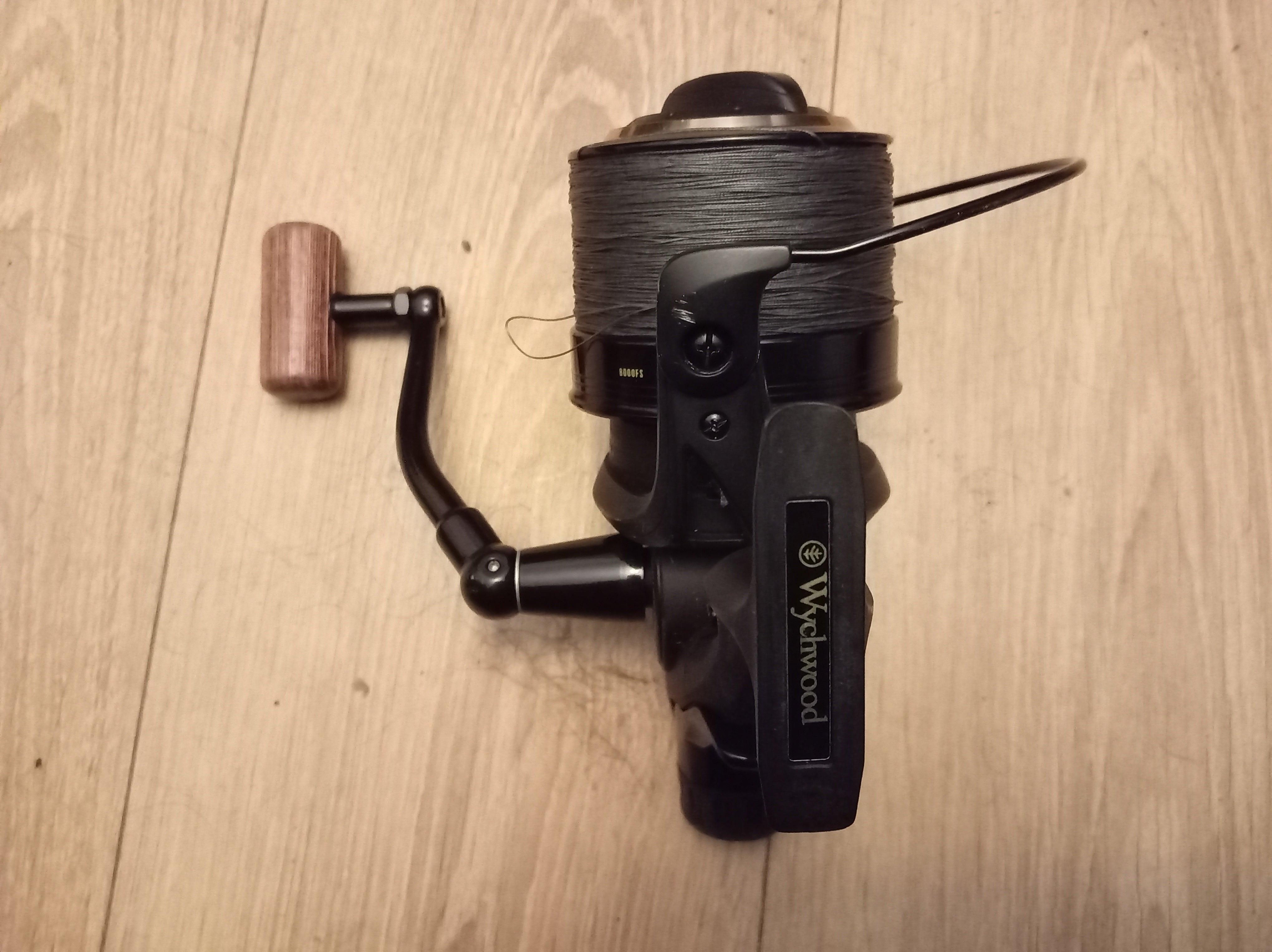 Wychwood Riot 8000 FS Big Pit Carp Reel - Pre-Loaded 40lb Braid - Freespool