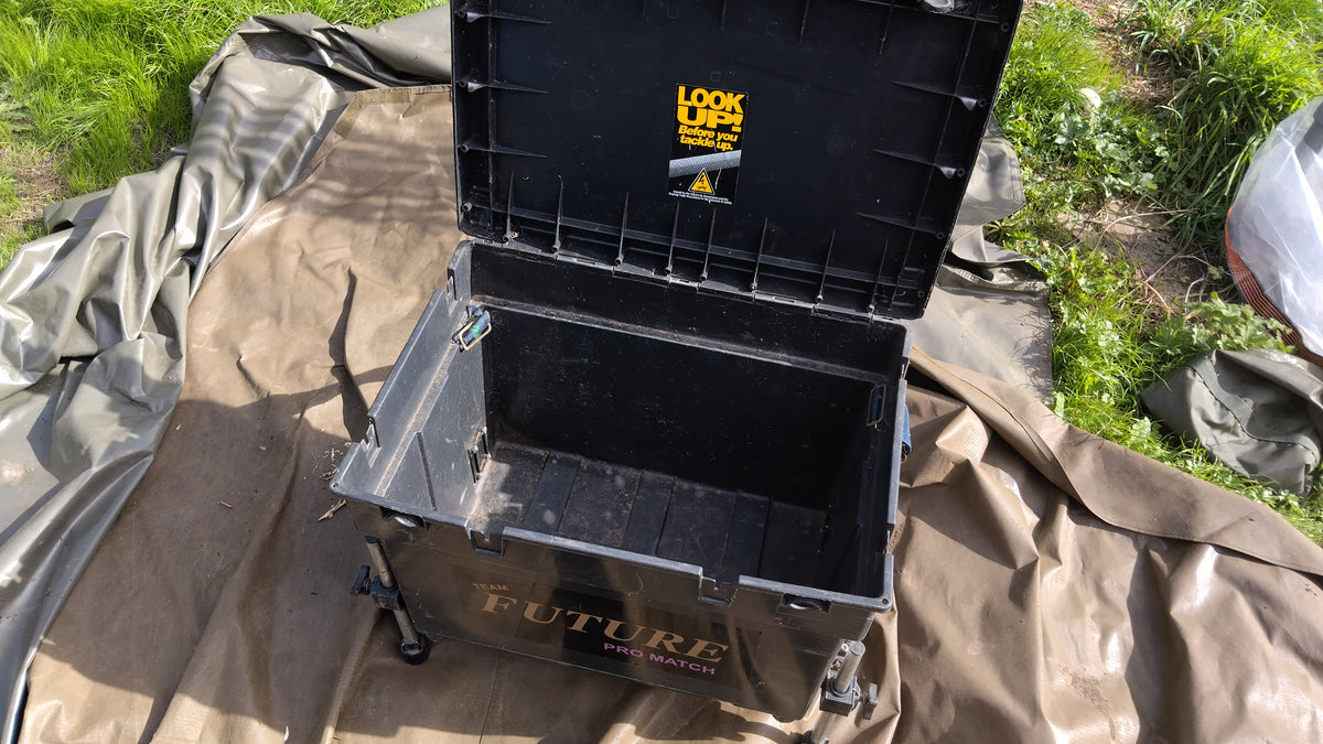 Old School Match Fishing Seatbox with Octoplus Legs