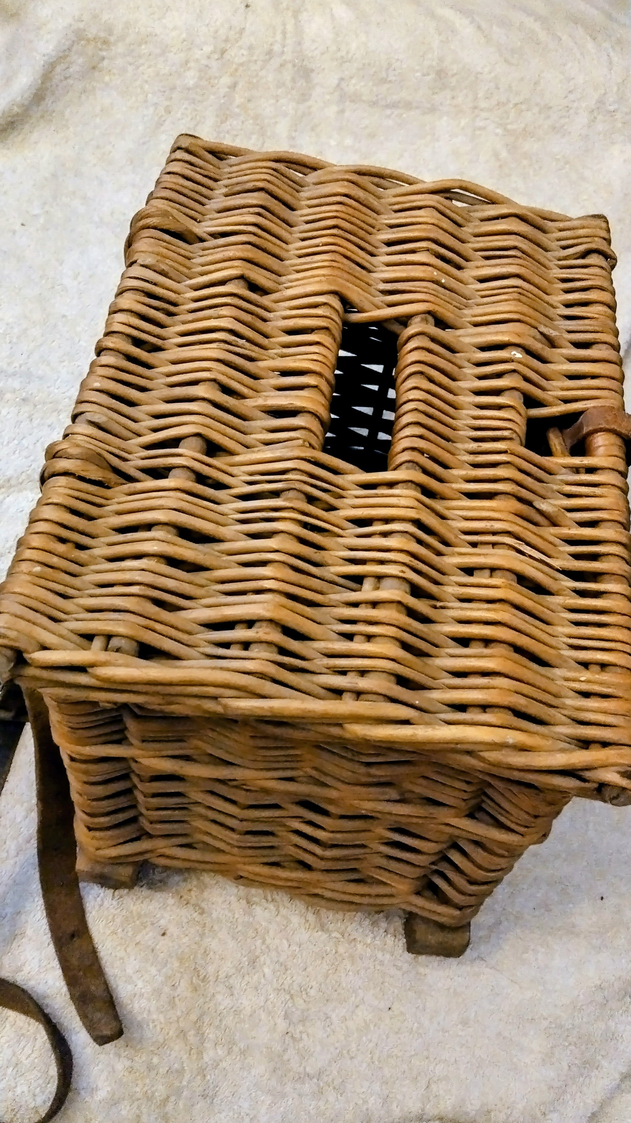 Vintage Wicker Fishing Creel Basket 30cm x 22cm x 22cm Traditional Angling Tackle