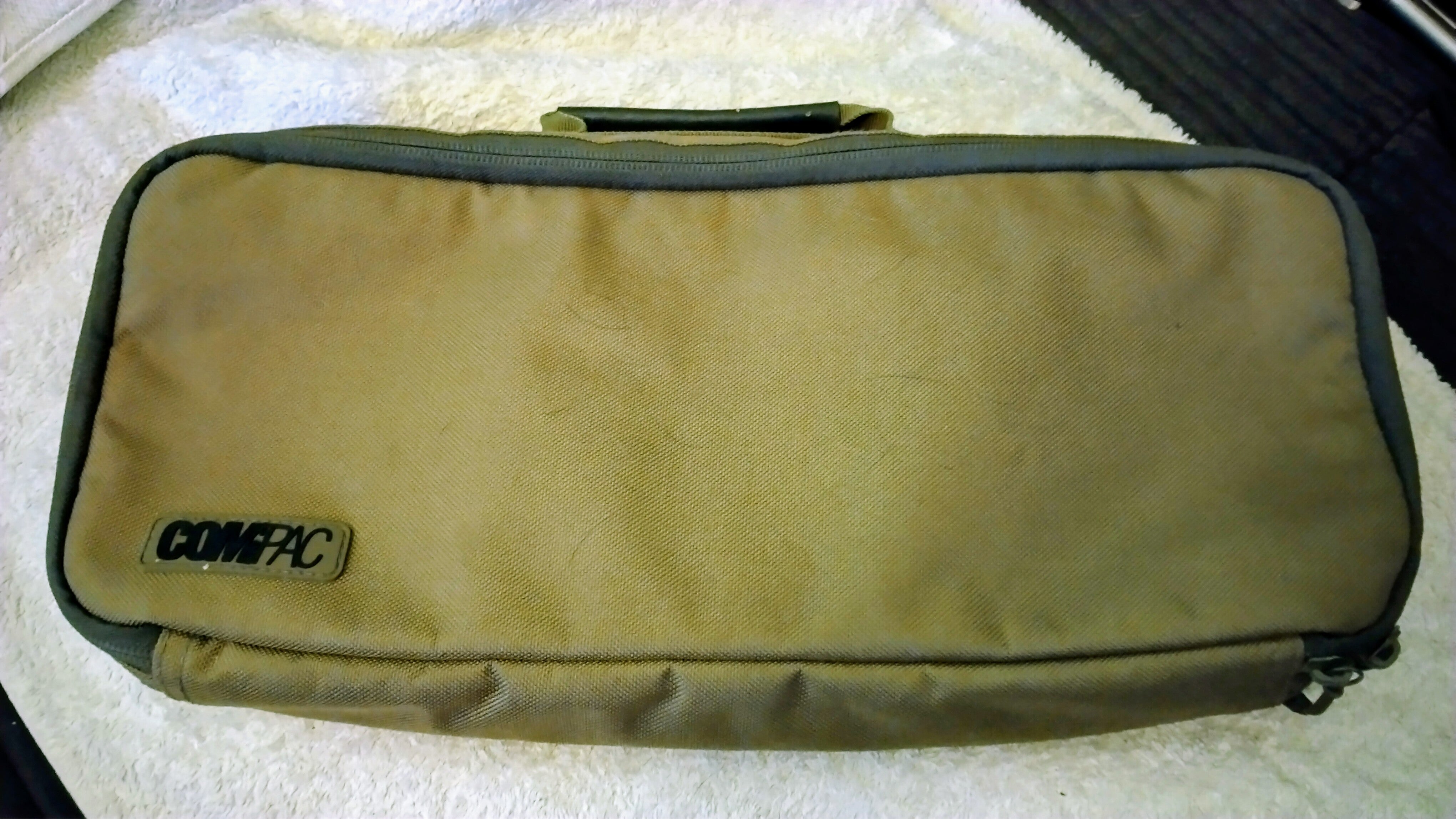 Korda Compac Buzz Bar Bag Olive Green Fits Up To 13 Inch Carp Fishing Storage
