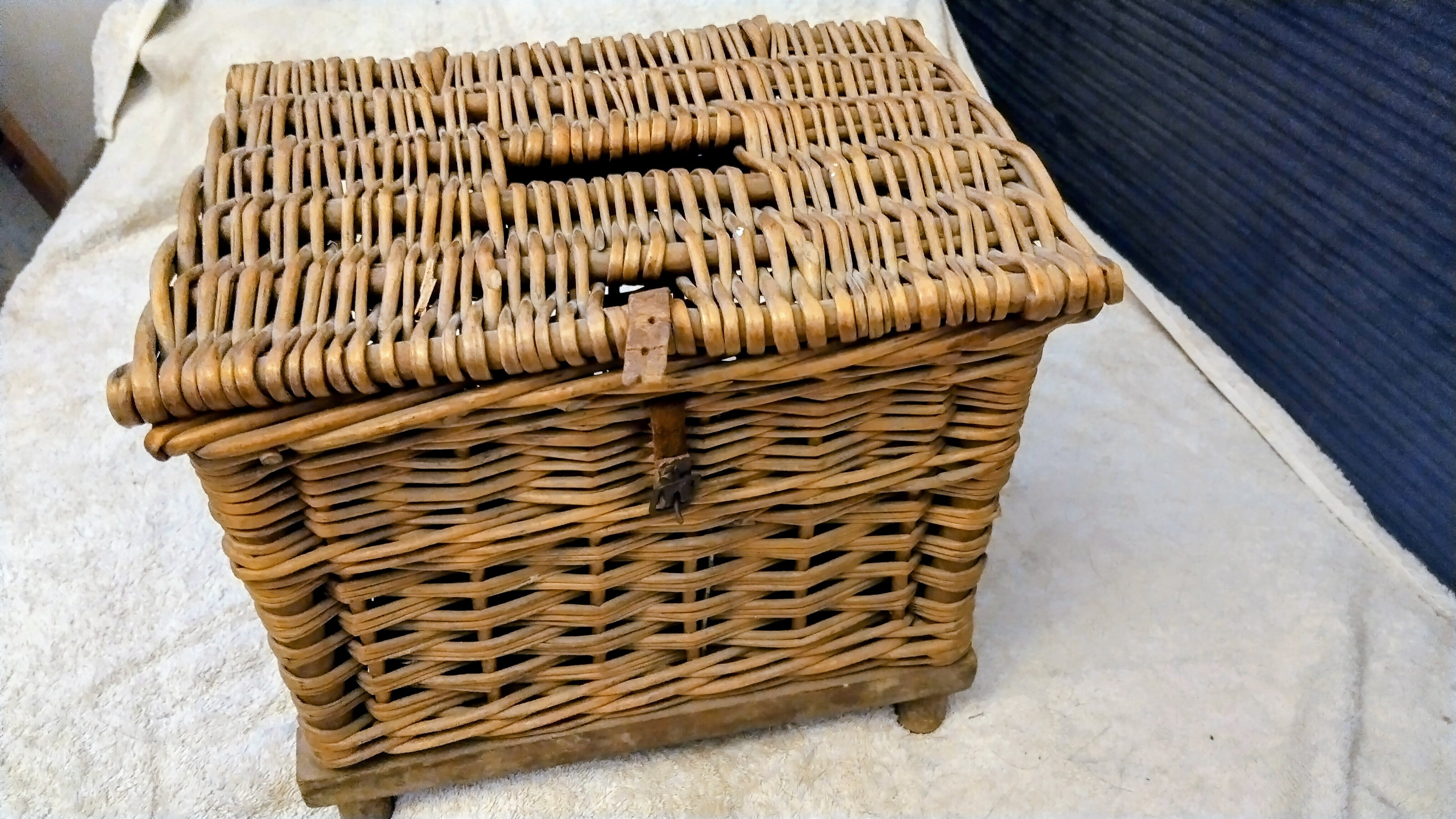Vintage Wicker Fishing Creel Basket 30cm x 22cm x 22cm Traditional Angling Tackle