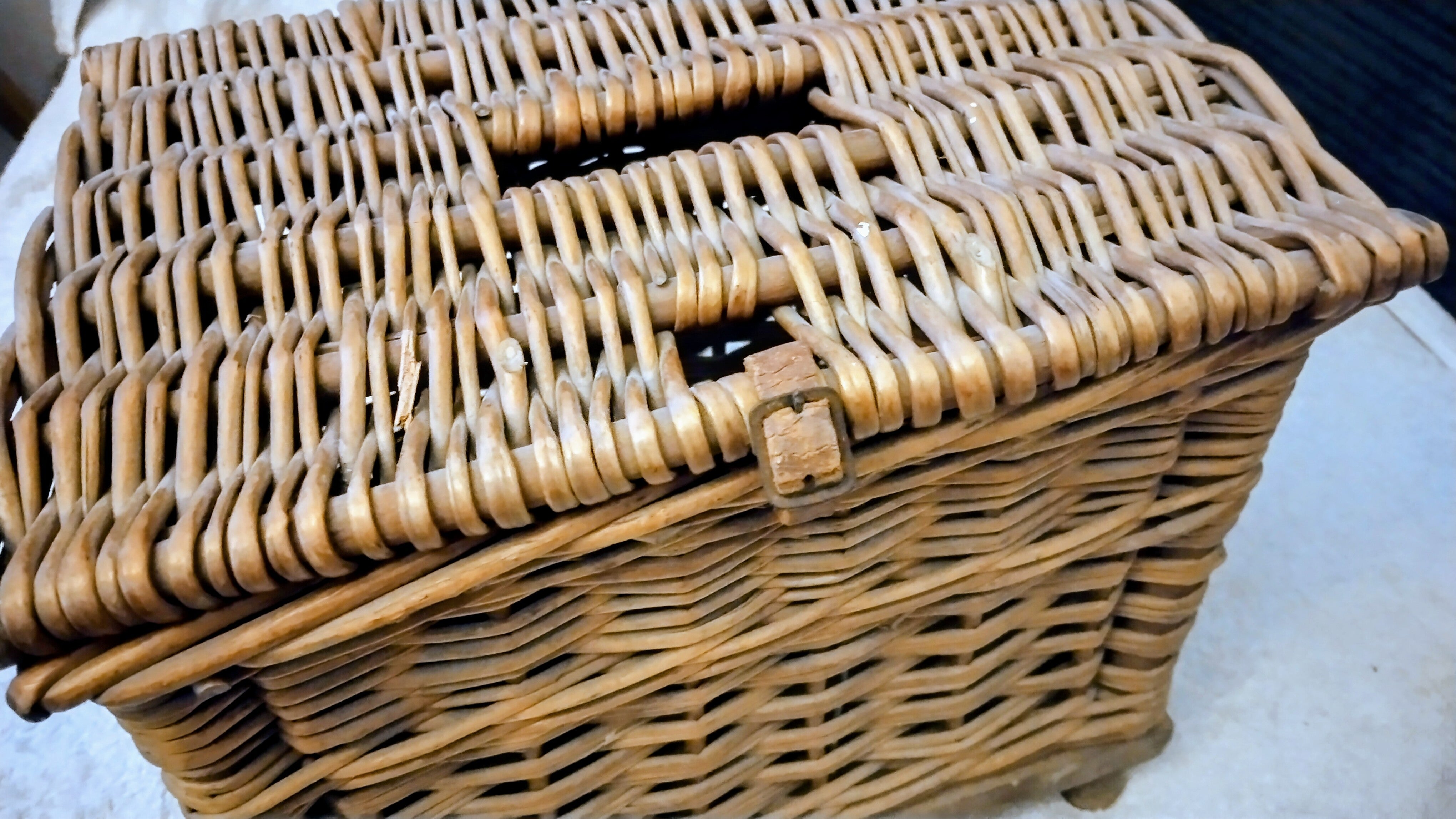 Vintage Wicker Fishing Creel Basket 30cm x 22cm x 22cm Traditional Angling Tackle