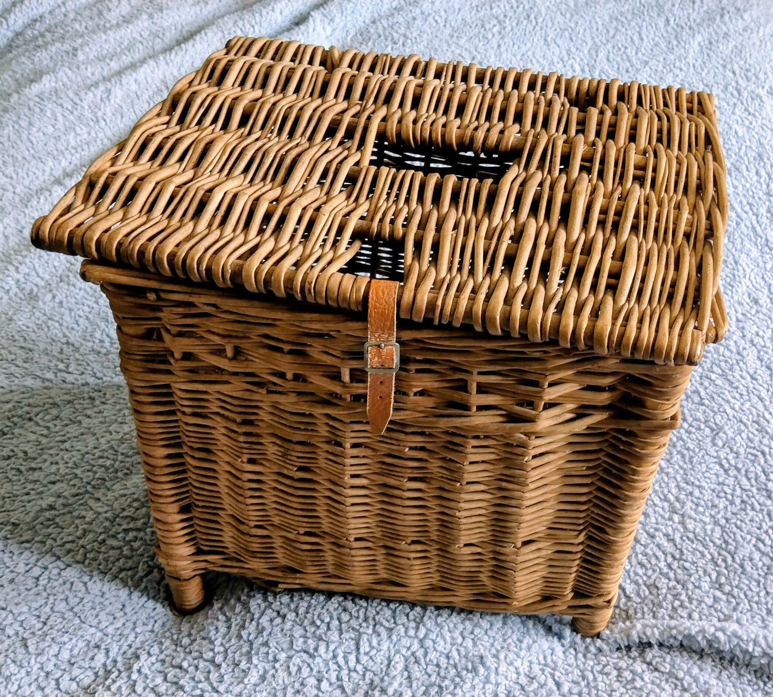 Vintage Wicker Fishing Basket Creel Traditional Angling Gear Classic Tackle