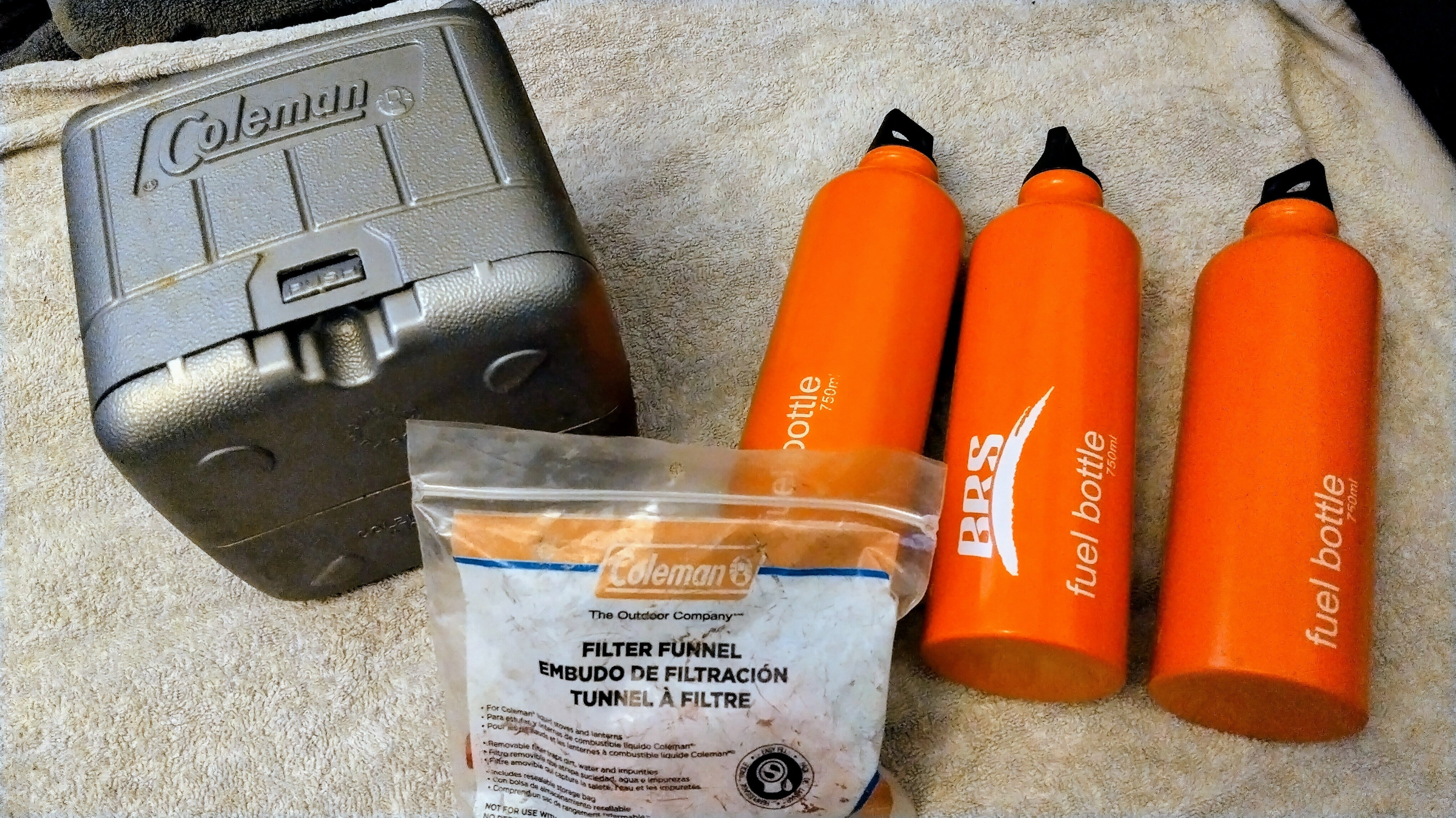 Coleman 533 Unleaded Dual Fuel Camping Stove 3 Fuel Bottles Funnel Ex Condition
