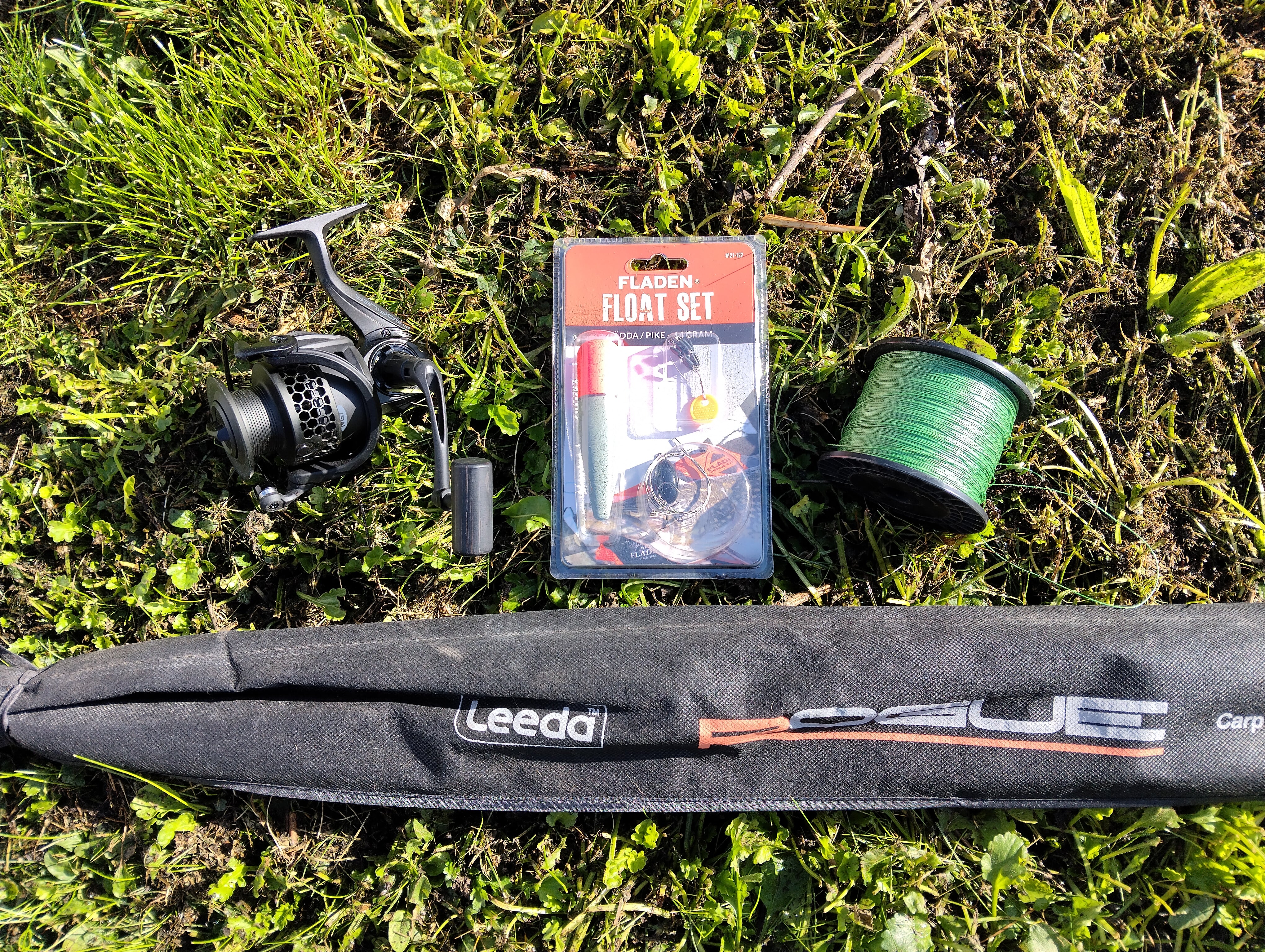 Leeda Rogue 9' Pike Fishing Rod & Reel Kit - Braid & Terminal Tackle Included