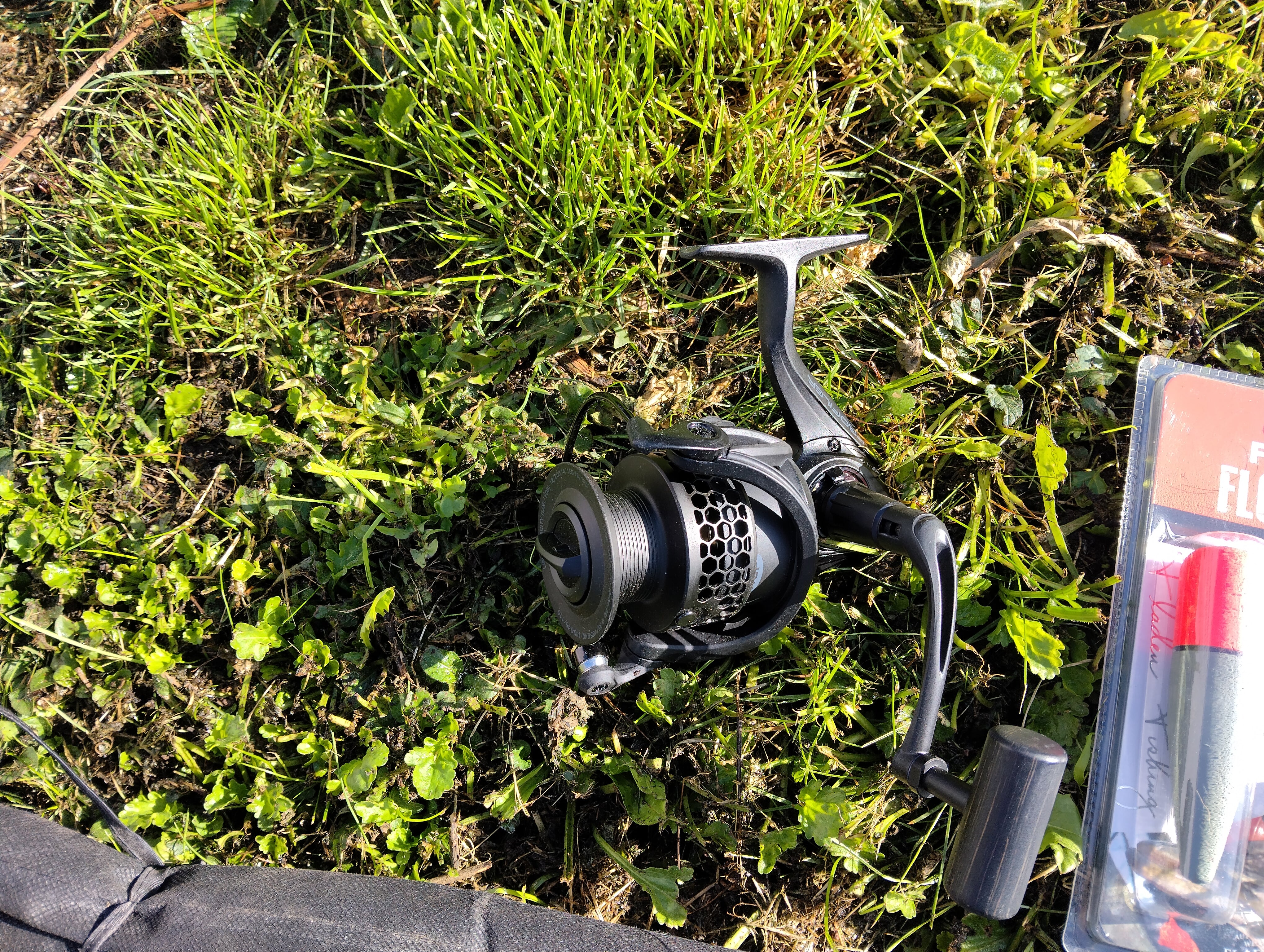 Leeda Rogue 9' Pike Fishing Rod & Reel Kit - Braid & Terminal Tackle Included
