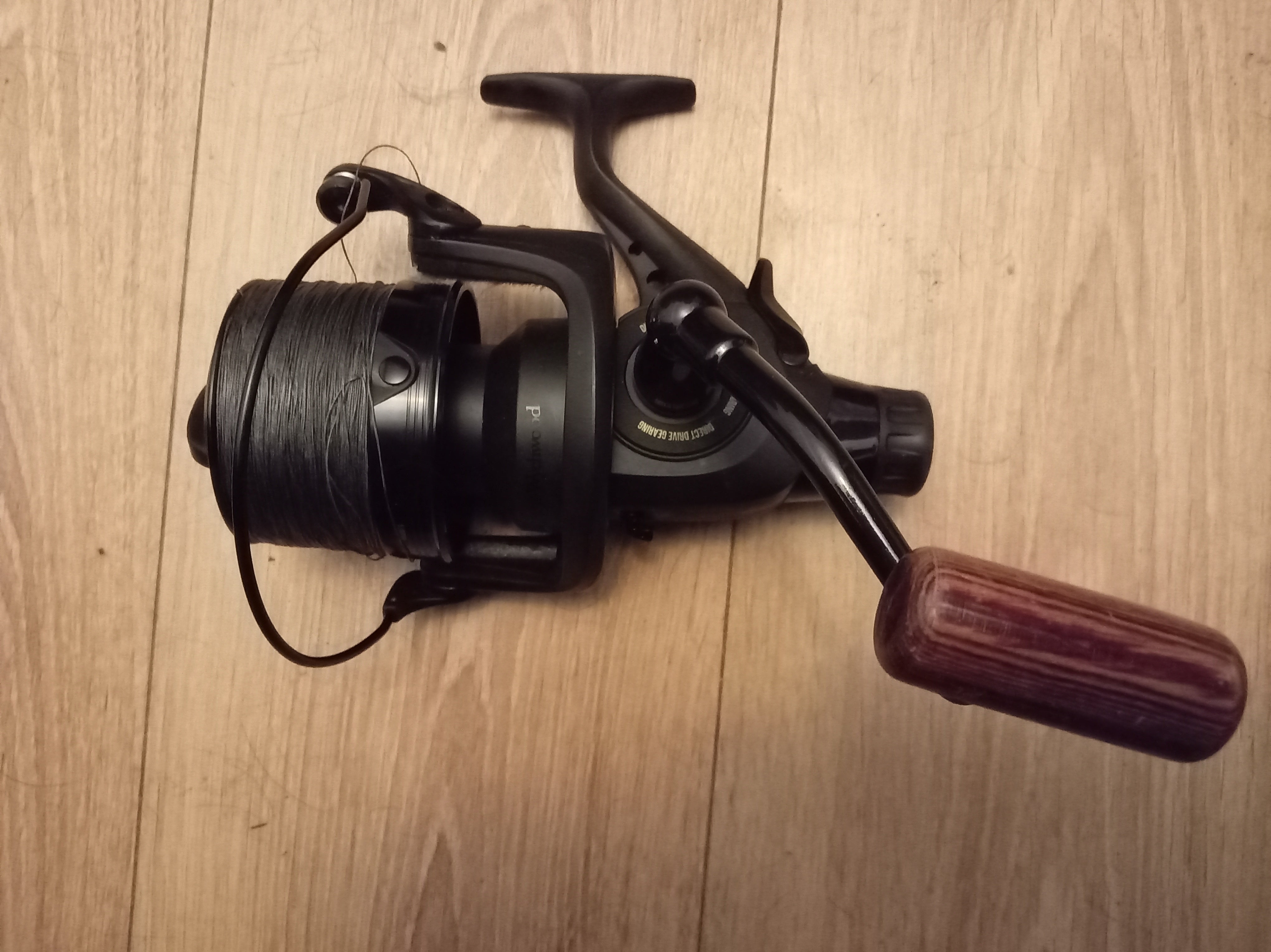 Wychwood Riot 8000 FS Big Pit Carp Reel - Pre-Loaded 40lb Braid - Freespool