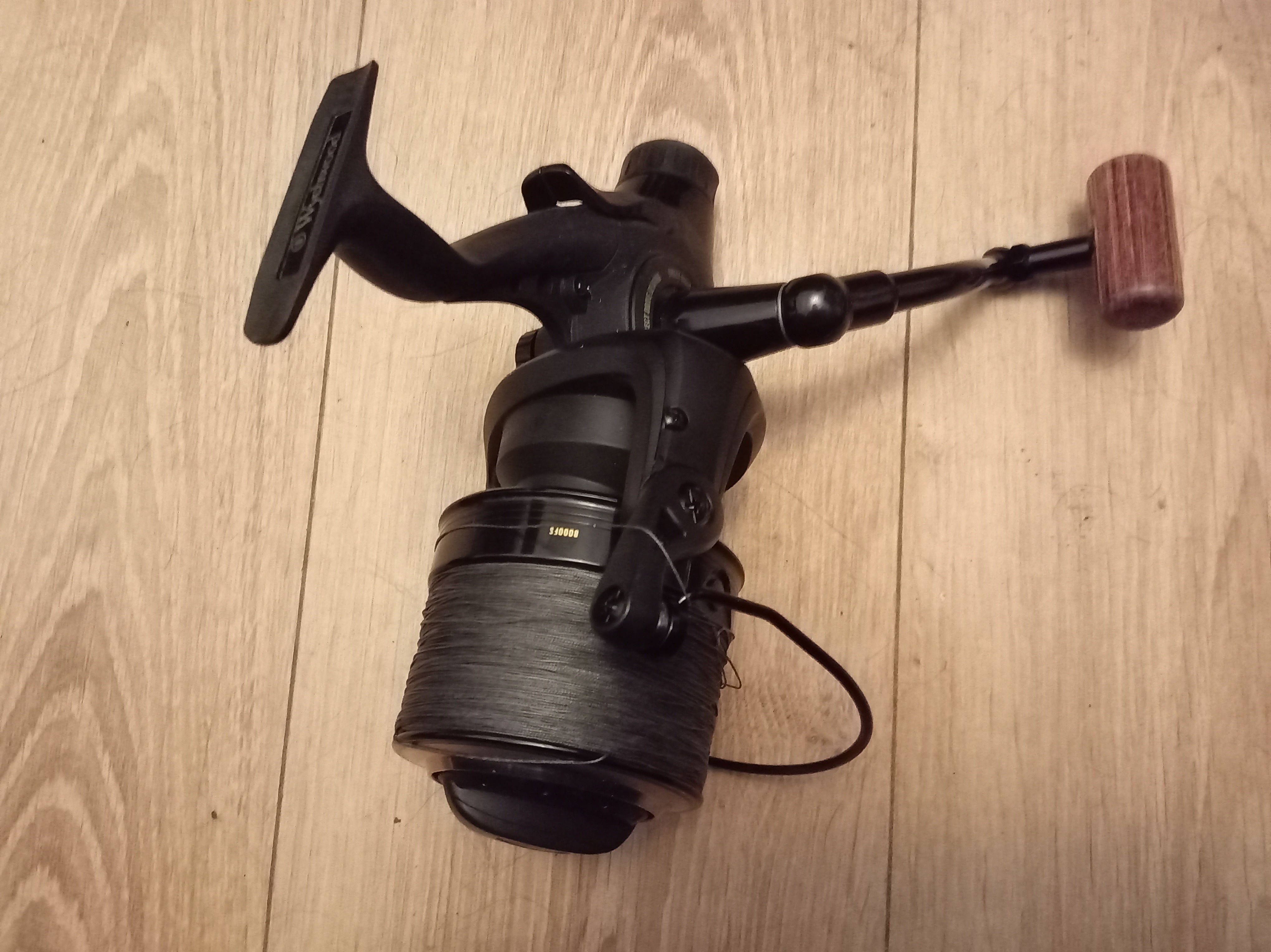 Wychwood Riot 8000 FS Big Pit Carp Reel - Pre-Loaded 40lb Braid - Freespool