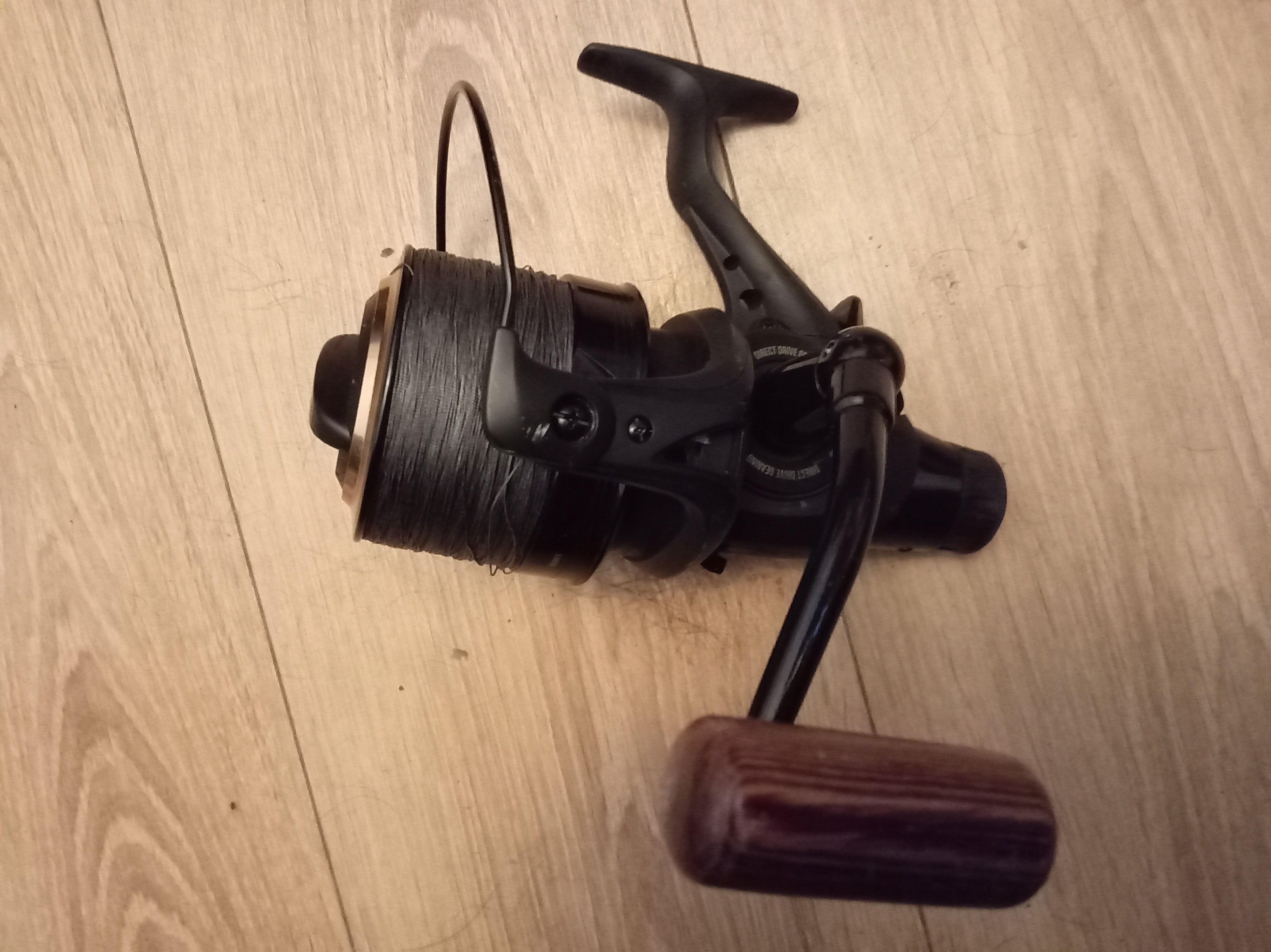 Wychwood Riot 8000 FS Big Pit Carp Reel - Pre-Loaded 40lb Braid - Freespool