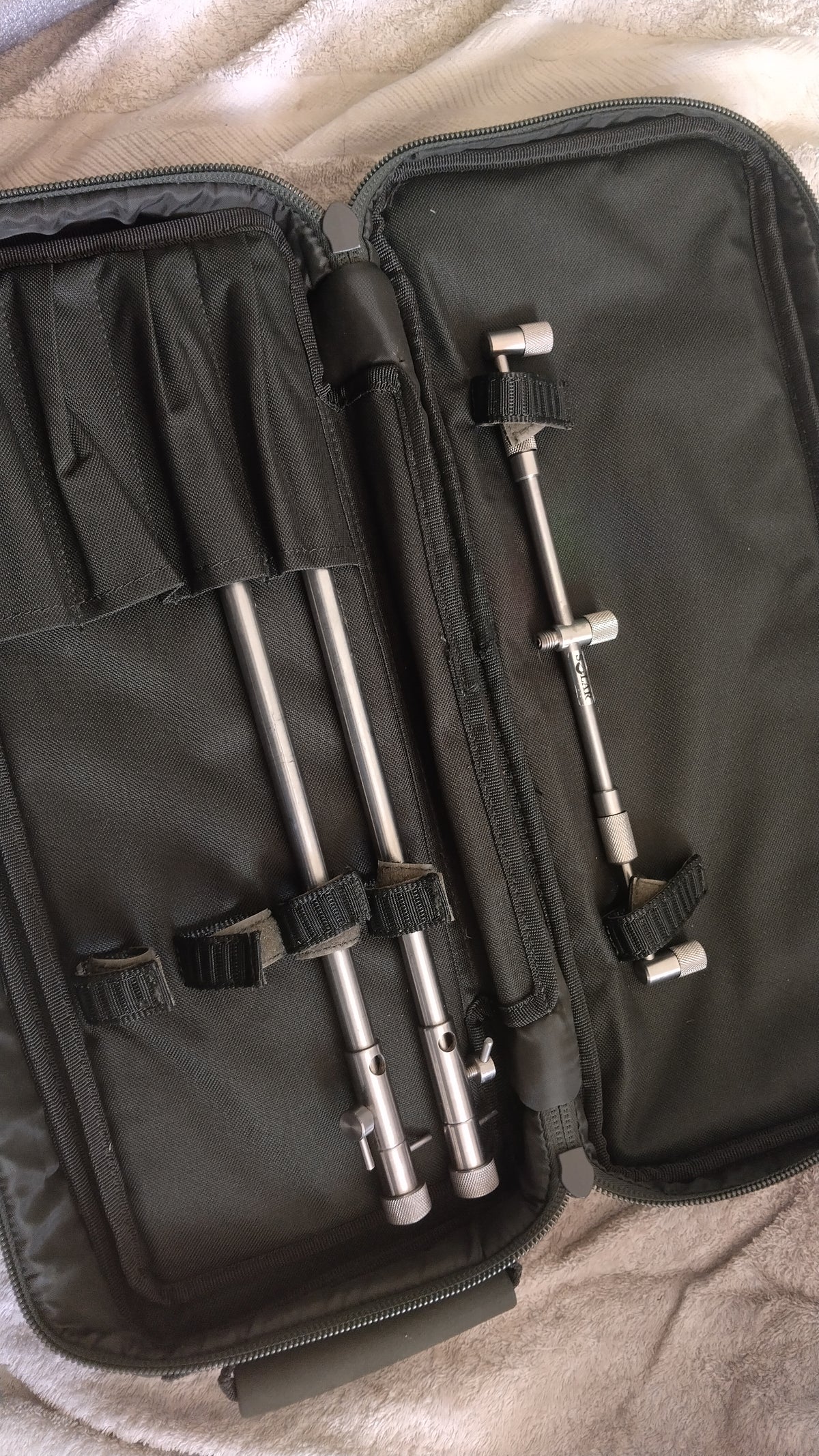 Stainless Steel Carp Fishing Bankware Set – Solar 3-Rod Buzz Bars, Bank Sticks & Nash Bag