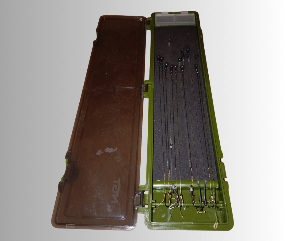 12x Pre-Tied Carp Rigs + Rig Board | Choice of patterns | Barbed/Barbless