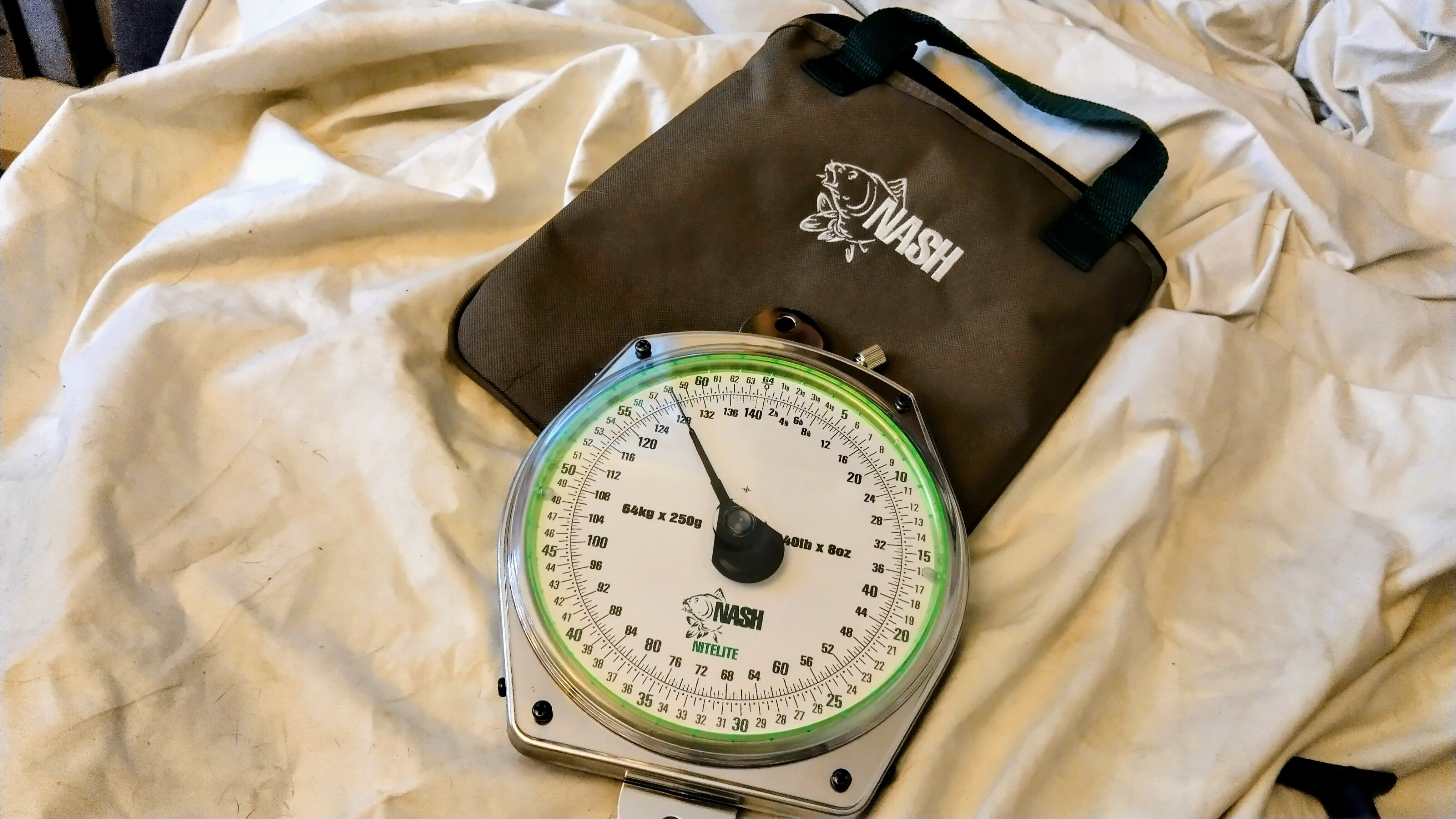 Nash Nitelite 140lb x 8oz Dial Scales with Padded Pouch & Weigh Bar - Excellent